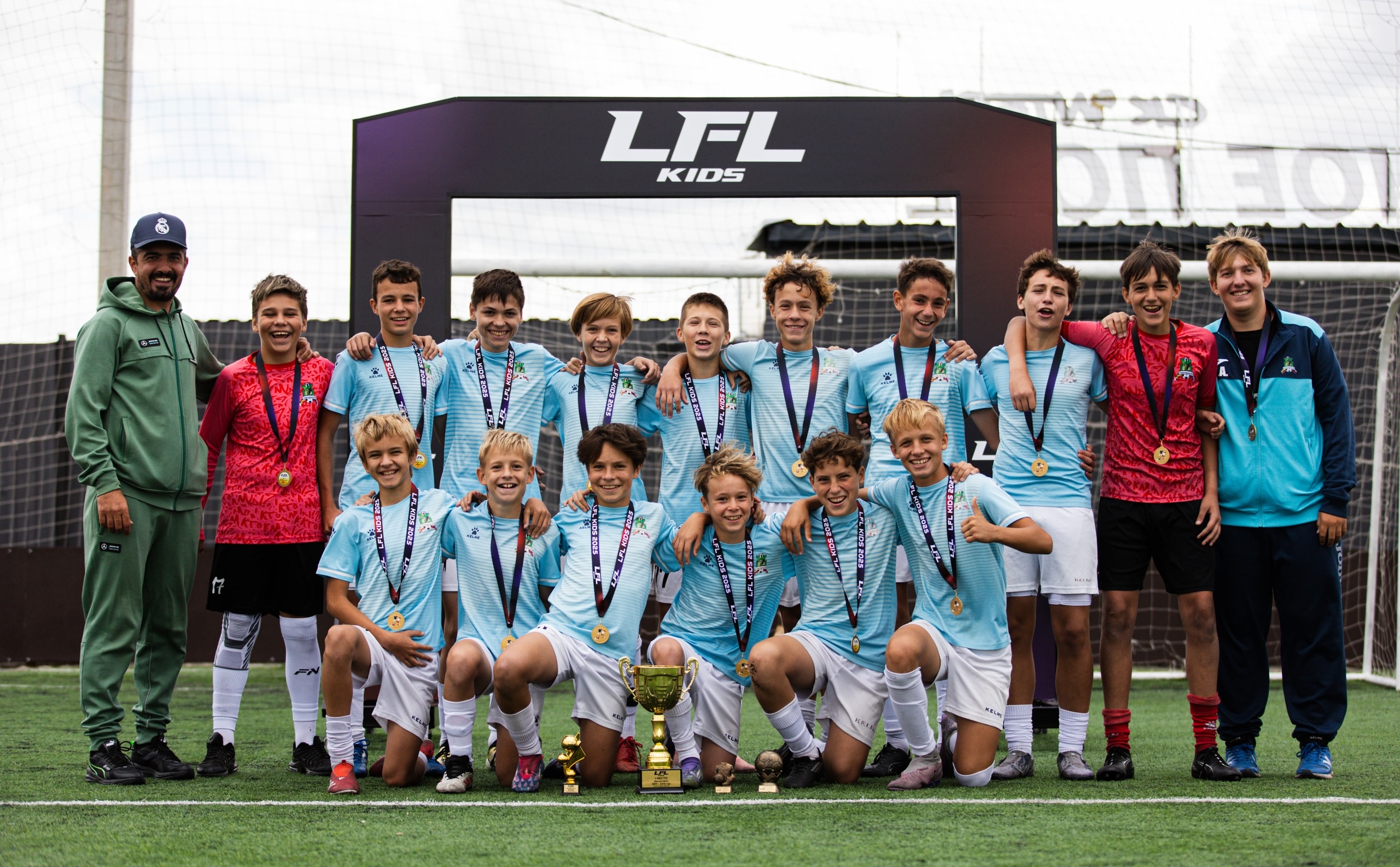 Юные футболисты в атаке на летнем чемпионате